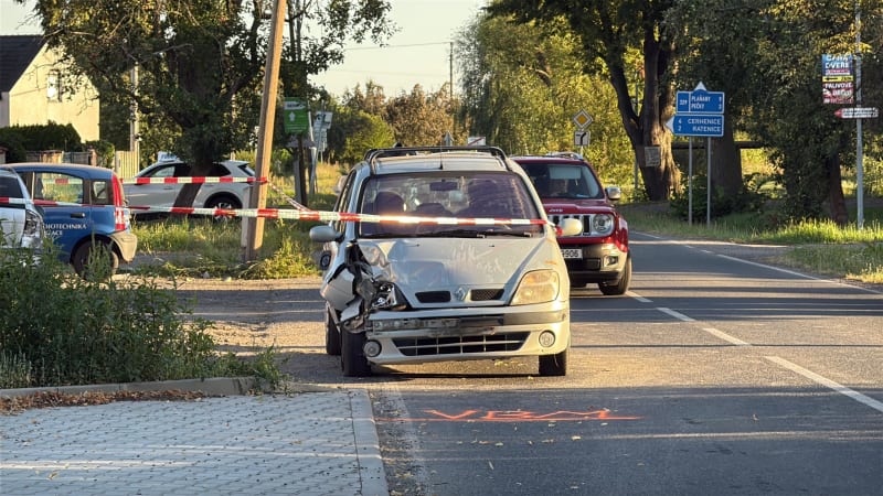 Vražda na Kolínsku. Muž měl zastlat ženu do postele, podezřelý pak boural s ukradeným autem