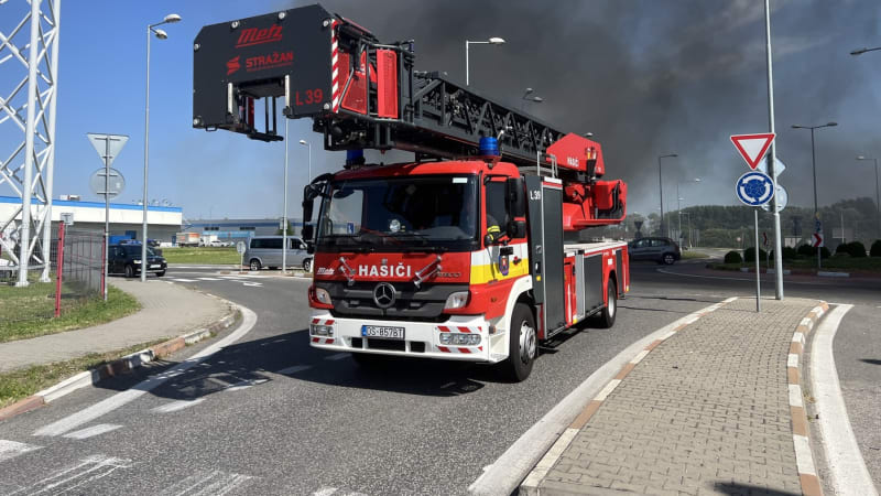 Dvě malé děti zahynuly při požáru v Ružinově: Záchranáři ošetřují i dospělé