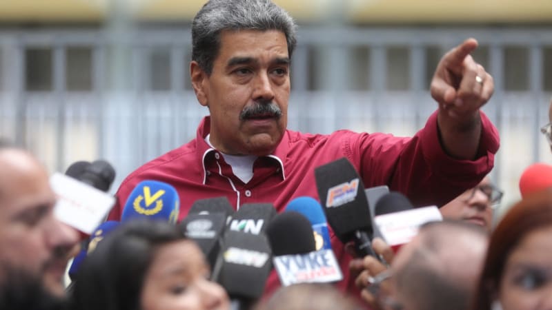 Maduro s manželkou byli zraněni, uvedl ministr Venezuely. Útok si měl vyžádat 100 obětí