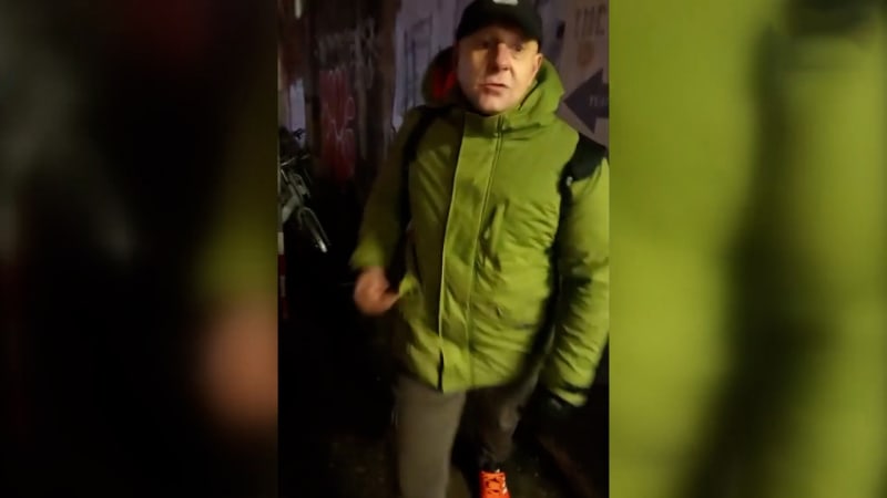 Brutální napadení kvůli cigaretě v Praze. Muž zlomil druhému čelist, policie zveřejnila video
