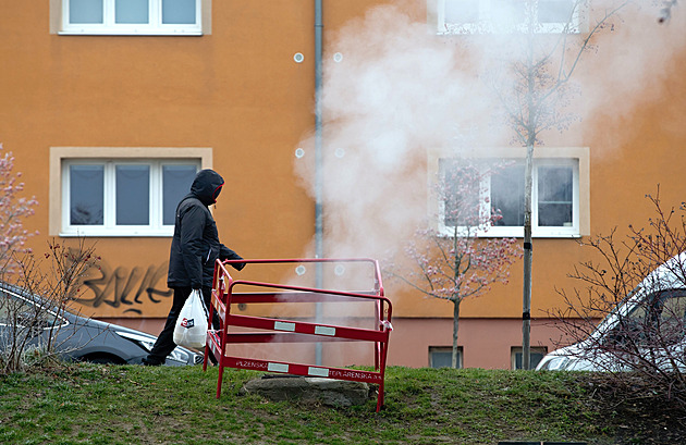 V Plzni vybuchl horkovod, zemina zasypala auta okolo. Příčinou byl zřejmě mráz