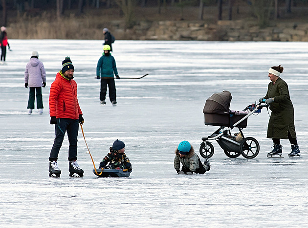 Mrzne, až praští. Na mnoha vodních plochách však pro bruslaře není bezpečno
