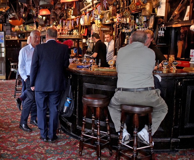 Konec britských pubů, naříkají hospodští nad novou daní. Hrozí stávkami i zavřením