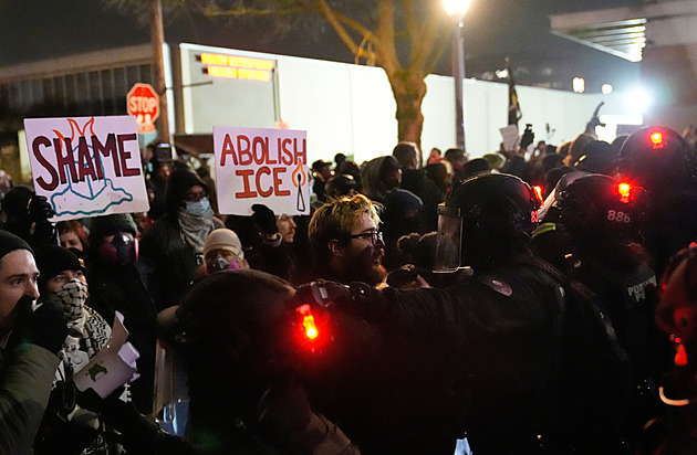 Imigrační agenti znovu stříleli na auto, v Portlandu zasáhli dva lidi