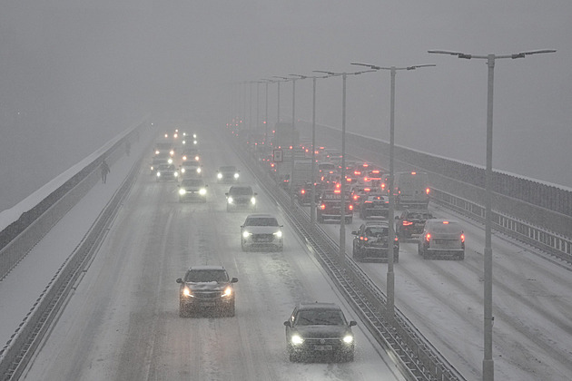 Na západě Čech už intenzivně sněží. Sníh komplikuje dopravu, dálnice stojí
