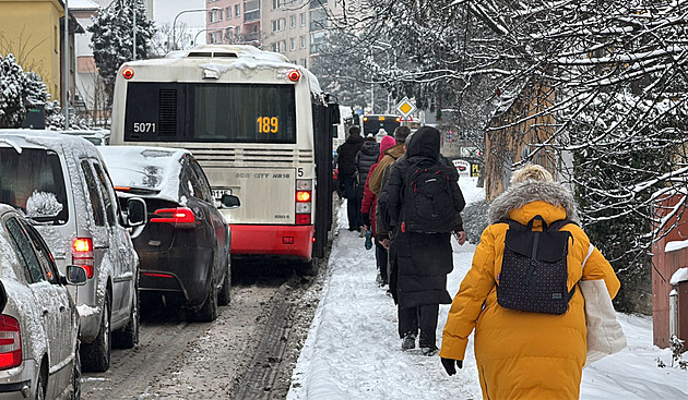 Sněžení v Praze komplikovalo dopravu, kamiony blokovaly výjezdy z města