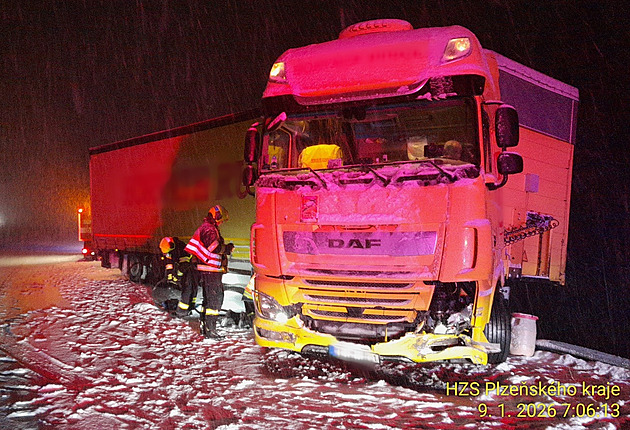 Provoz na dálnici D5 se po sněhové noční kalamitě vrací do normálu