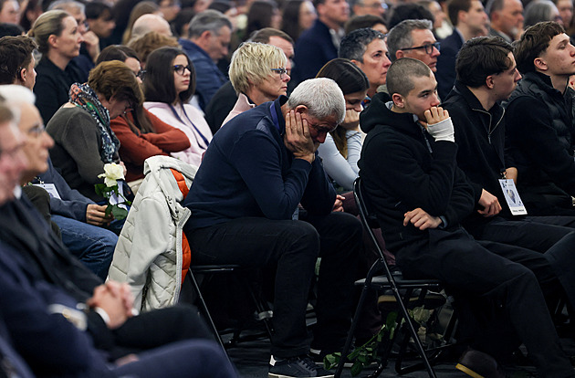 Švýcaři zadrželi majitele vyhořelého baru. Oběti tragédie přijel uctít i Macron