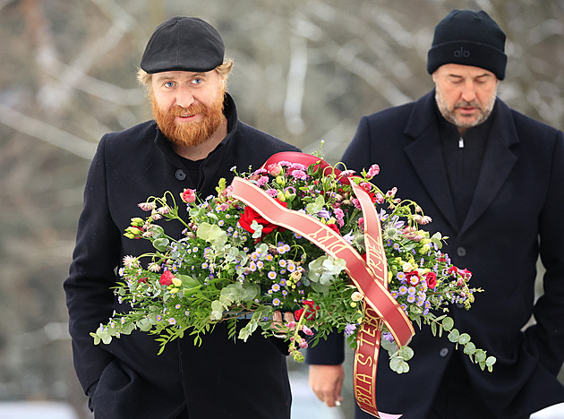 Soukromý pohřeb Nečase. Rozloučit se s kamarádem přišli i Vaculík či Šmicer