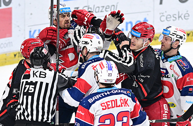 ONLINE: Hradec vede v derby s Dynamem, vyhrává i Brno. Vítkovice srovnaly s Vary