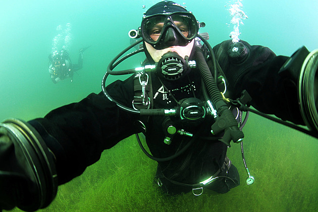 OBRAZEM: „Umělý“ vrak či krasavec sumec. Podívejte se pod hladinu jezera Most