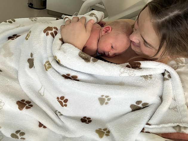 Revoluce v porodnicích: Dítě má být co nejvíc s mámou, ne v zavinovačce