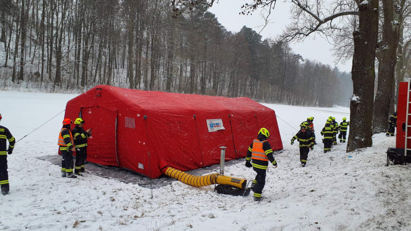 Drama v Moravském krasu: V 70 metrů hluboké jeskyni uvízl zraněný muž. V akci je i vrtulník