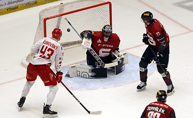 ONLINE: Pardubice vedou, skóruje i Třinec proti Spartě. Vary čeká derby s Litvínovem