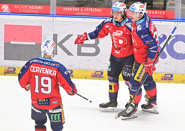 ONLINE: Pardubice vedou, daří se i Kladnu. Sparta snižuje, Vary v derby odskakují