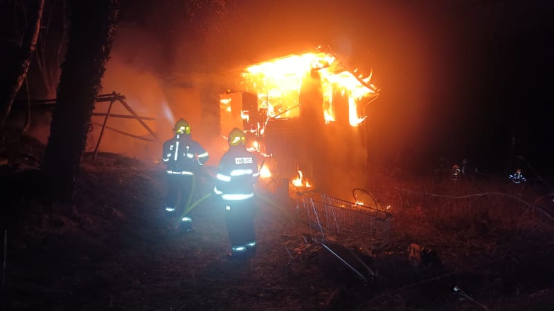 Při požáru autodílny ve Vimperku zemřel člověk. Škoda dosahuje milionu