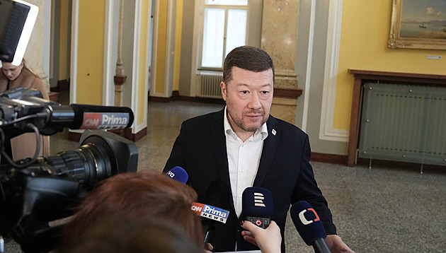 Opozice zkusí sesadit Okumuru. Nemůže vystupovat jako mluvčí Kremlu, řekl Havel