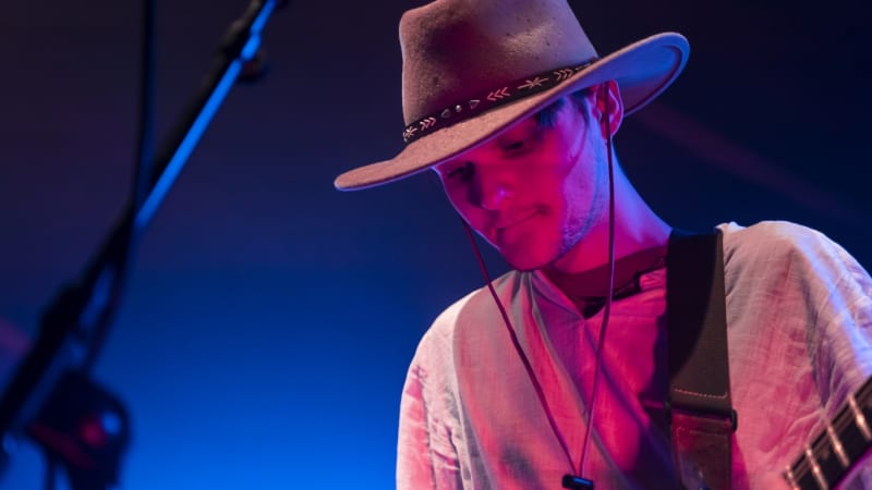 Zemřel známý britský kytarista, bylo mu 26 let. Proslavil se v rockové kapele Black Midi