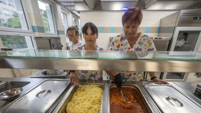 Šťastný: Státu do školních jídelen nic není. Vojtěchův poradce to odmítá, za vyhlášku bojuje