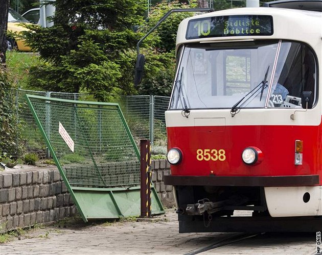 U zastávky Kotlářka vykolejila tramvaj. Provoz byl na hodinu odkloněn