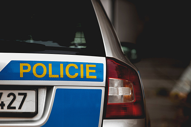 Sedmdesátiletý řidič v Českém Krumlově sjel ze srázu. Nehodu nepřežil