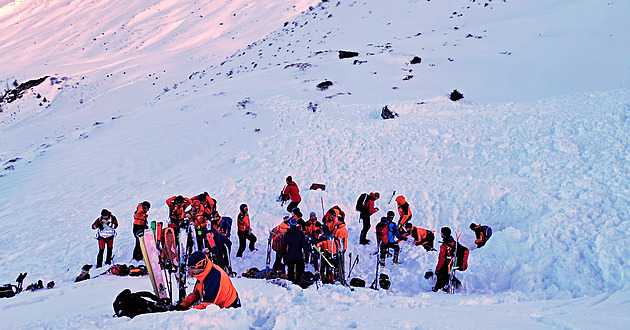V rakouských Alpách začali vyprošťovat těla tří Čechů, které zabila lavina