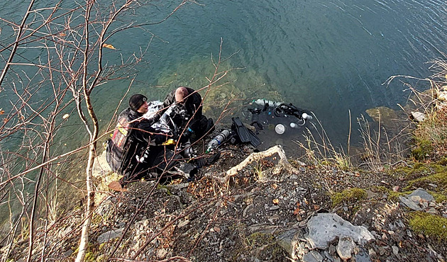 Otužilec se utopil v lomu na Brněnsku, zřejmě chtěl plavat pod ledem