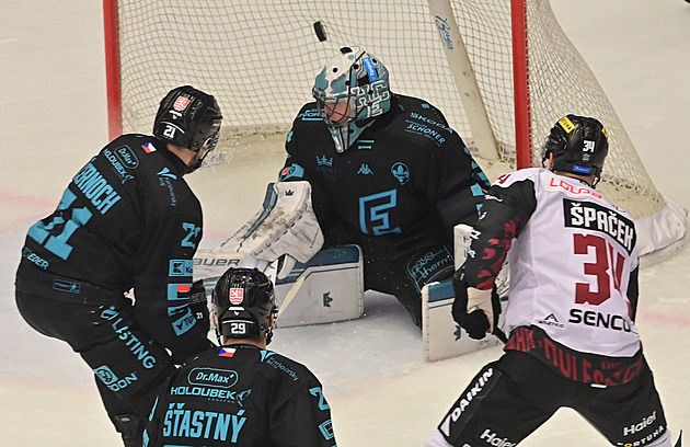 ONLINE: Spartu čekají nájezdy, Pardubice vedou. Ve Vítkovicích zkolaboval fanoušek