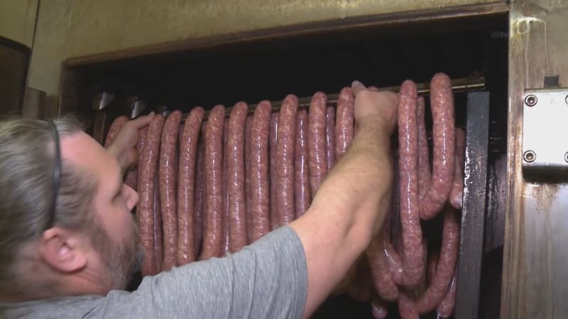 Oceňované klobásy ze Staňkova a od Čendy. Do řeznictví na Domažlicku se jezdí i ze zahraničí