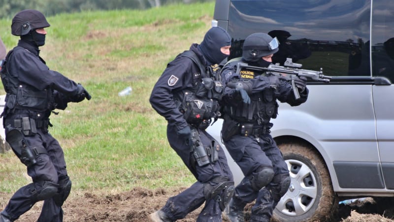 Střelba na městském úřadě na Děčínsku: Dva mrtví, několik zraněných