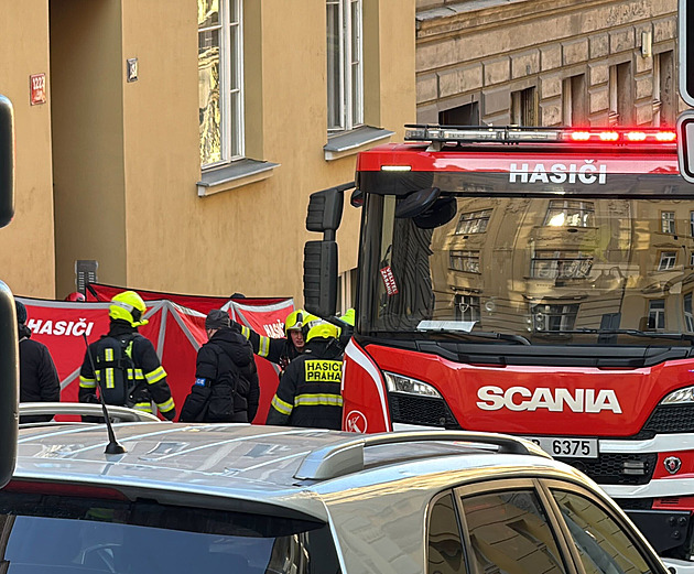 U požáru na Žižkově zasahuje vůz Fénix. Jeden člověk zemřel, další dostali kyslík