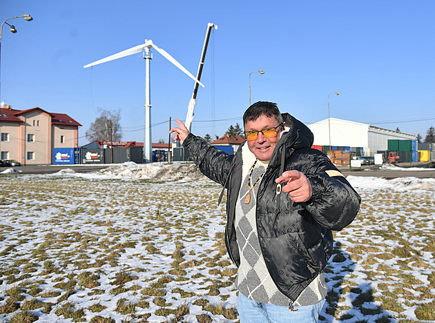 Povolení? Nepotřebujeme. Firma staví kousek od domů obří větrnou elektrárnu