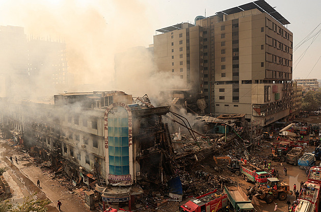 Požár zničil nákupní centrum v Pákistánu. Jsou nejméně dvě desítky mrtvých