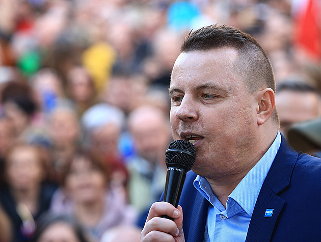 Populárnější než Shakira? Rajchl využívá na Facebooku falešné účty, tvrdí analýza