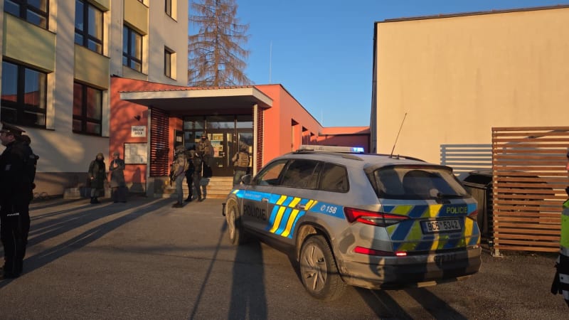 Hrozba výbuchem ve školách v Kaplici: Na místě je zásahovka, budovy prohledává policie