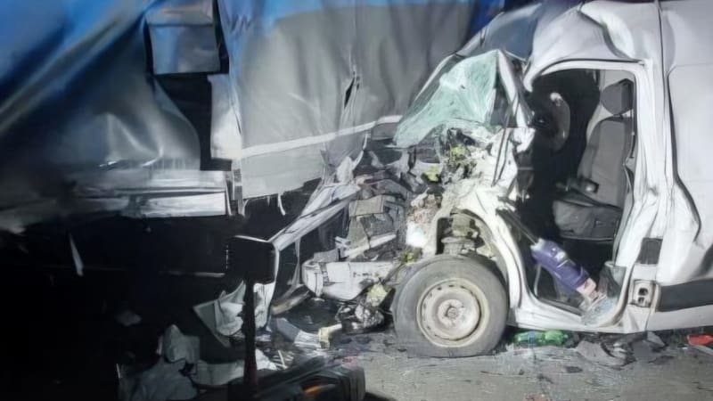 Náklaďák na Brněnsku zablokoval dálnici D1. Narazila do něj dodávka, její řidič zahynul