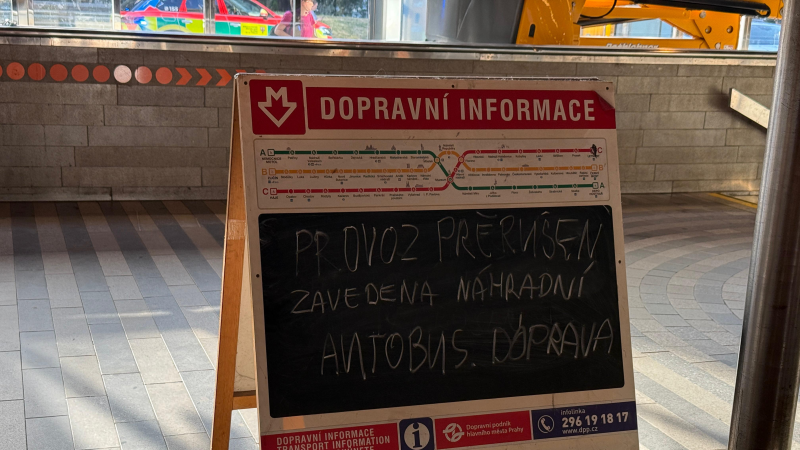 Do kolejiště metra spadl ve stanici Hlavní nádraží člověk. Část linky C stojí