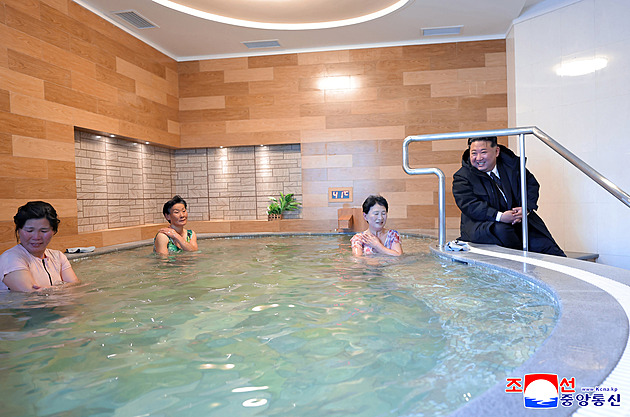 Kim zavítal do zrenovovaných lázní. Mají být důkazem zlepšení života v zemi