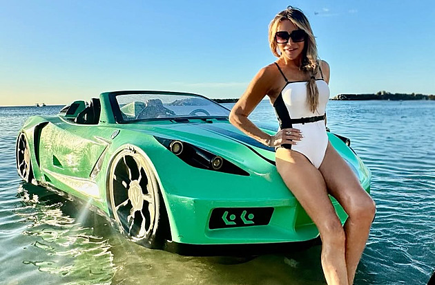 Věk je jen číslo. Lizzie Cundy motivuje postavou v plavkách i výrazně mladší ženy