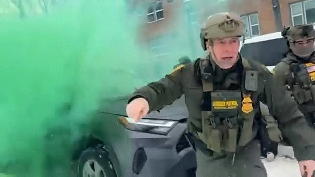 Šéf pohraničníků s agenty ICE hodil na lidi slzný granát, vítr obrátil plyn proti nim