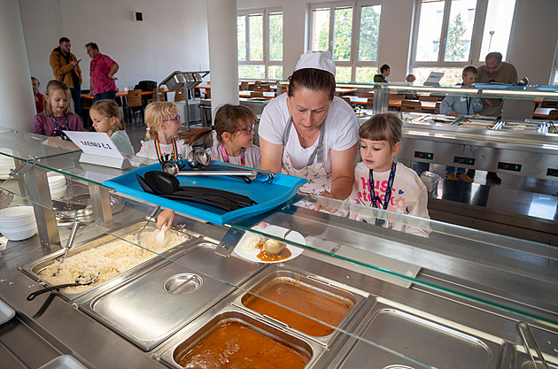 Platy školních kuchařek? Pro nás je to mnohamilionová zátěž, zní z měst