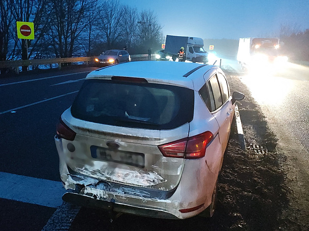 Desítky nehod na jižní Moravě. Brno hlásí kvůli ledovce potíže s MHD, uzavřené byly i dálnice