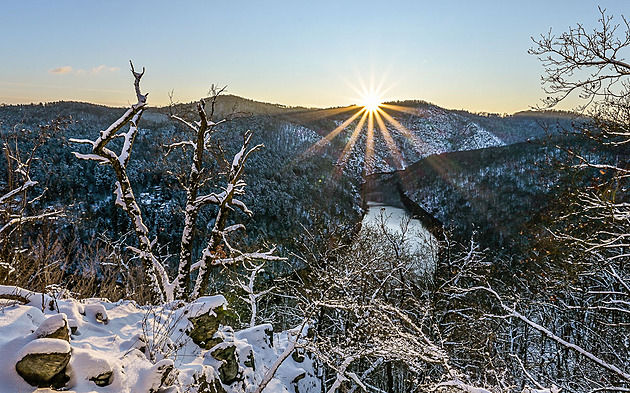 Nejkrásnější vyhlídka za Prahou. Vydejte se nejstarší trampskou osadou na Zadku
