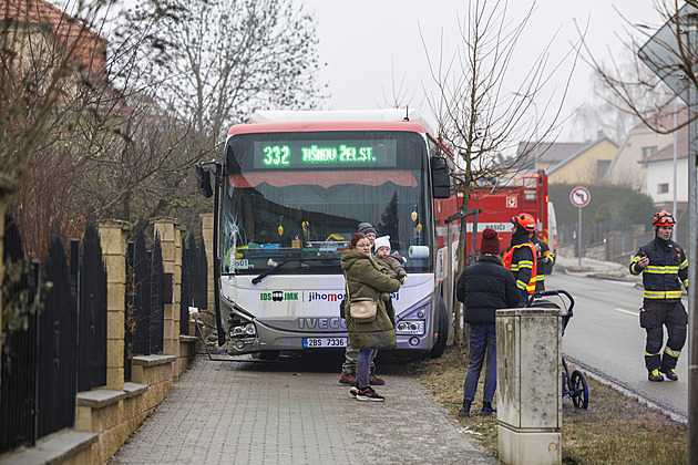 „Zvažte, zda vyjíždět.“ Stovka nehod na jihu Moravy, potíže má na ledovce i MHD