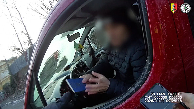 Pane, vidíte dobře? Řidič jel s malým průhledem v namrzlém skle, dostal pokutu