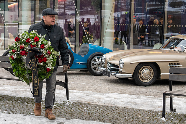 Stovky lidí se loučily se sběratelem Samohýlem, sál strážily tři veterány