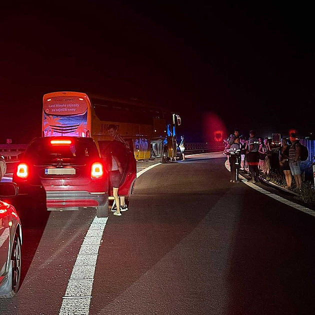 Zemřel řidič, který opilý kličkoval s autobusem po D7. Okolnosti řeší policie