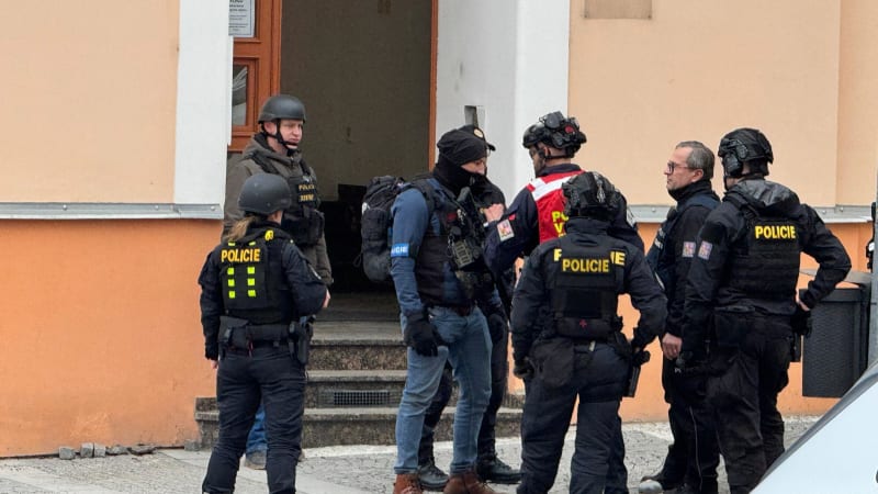 Nahlášená střelba na pražské škole: Na místě zasahují policisté se samopaly