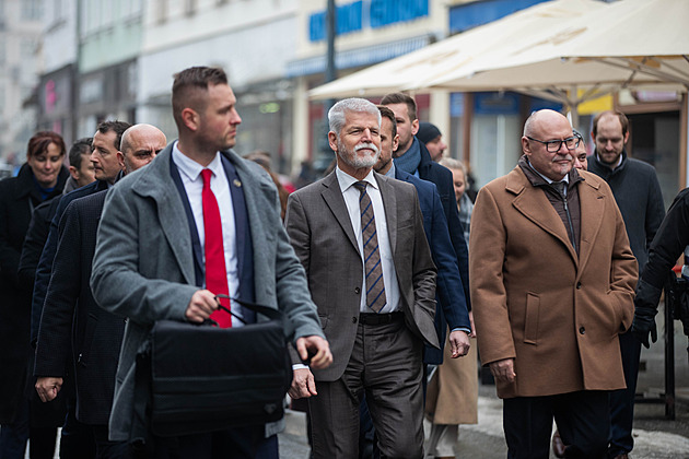 Nebráním se diskuzi o velvyslancích, řekl Pavel. Znovu promluvil o obhajobě postu