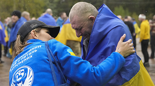 Sláva Rusku vypálená do břicha. Zajatce zohavili chirurgové, zjistili investigativci